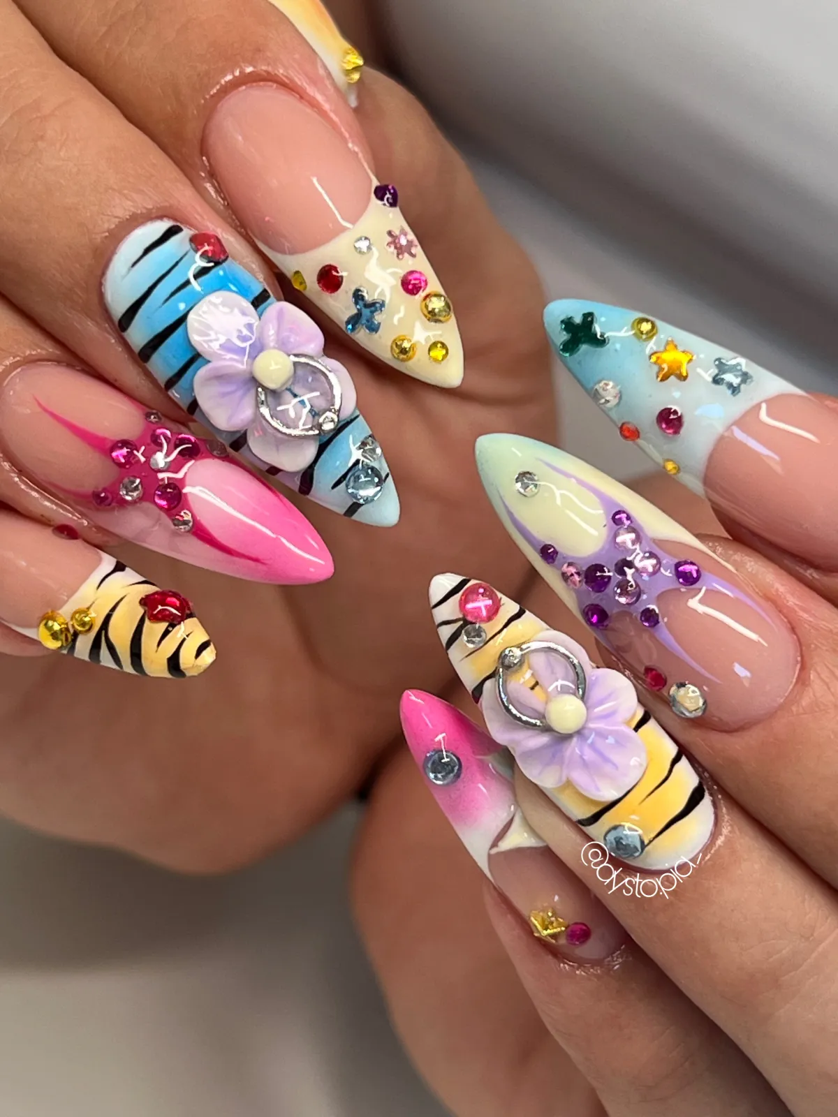 Stiletto nohti s pastelnimi tigrastimi vzorci in dragulji