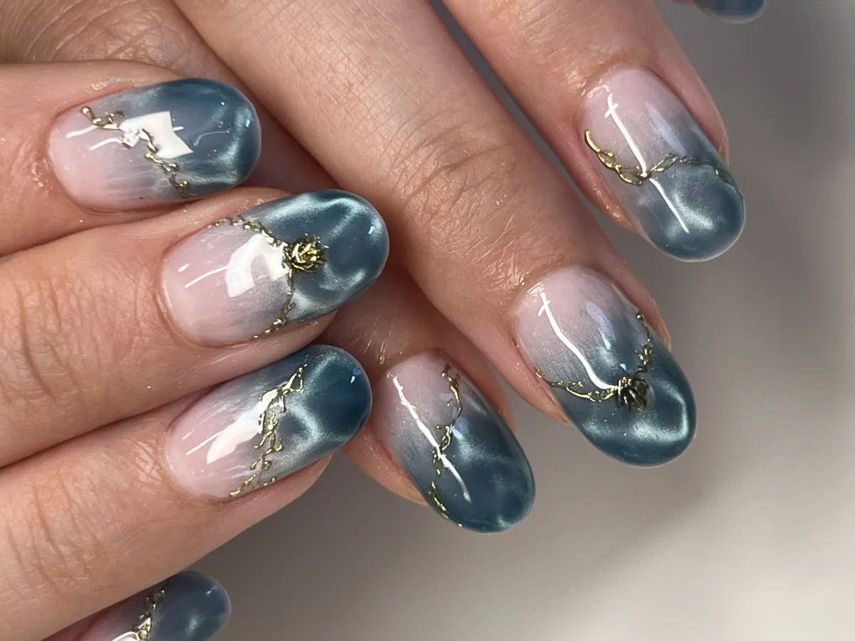 Modri cat-eye nohti z zlato žilico